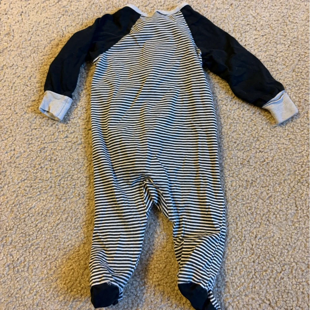 Amazon Essentials Black & White Striped Footed One-Piece with Hello Graphic - Picture 4 of 4